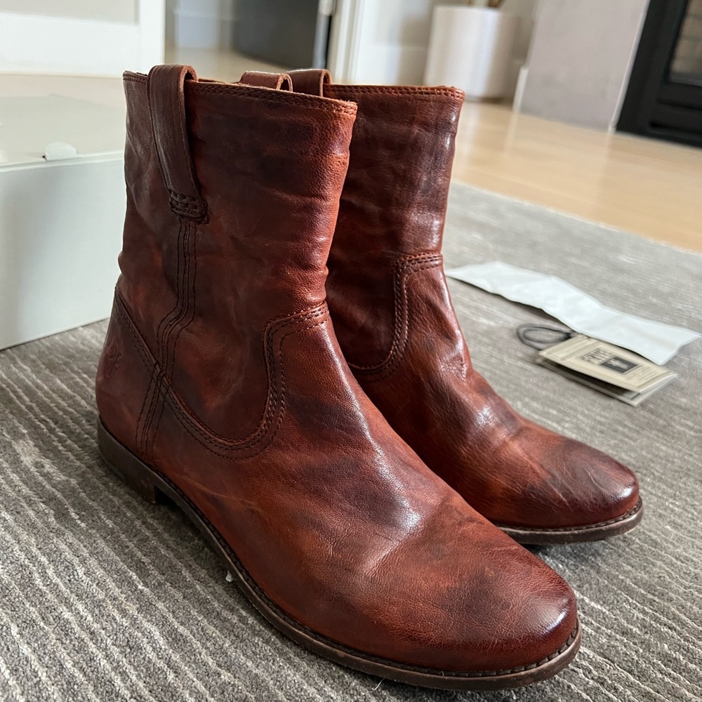 NWT 9M Frye Anna Shortie boots